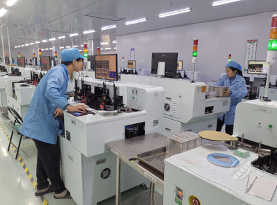 赤壁高新區(qū)企業(yè)建設(shè)生產(chǎn)雙紅火